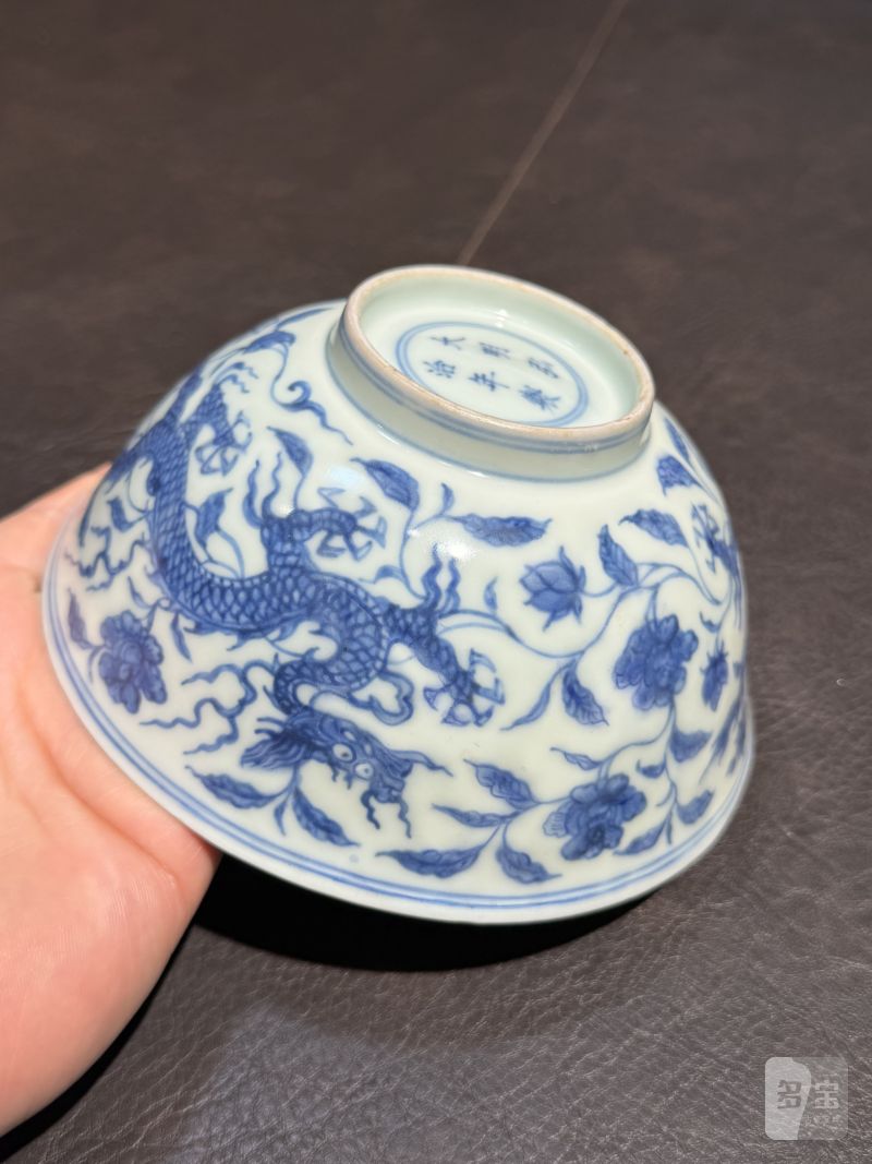 明弘治 青花外穿花龙内缠枝托梵纹碗 - 图16